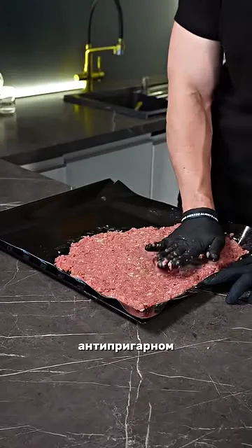 Шаг 3: распределить фарш ровным слоем