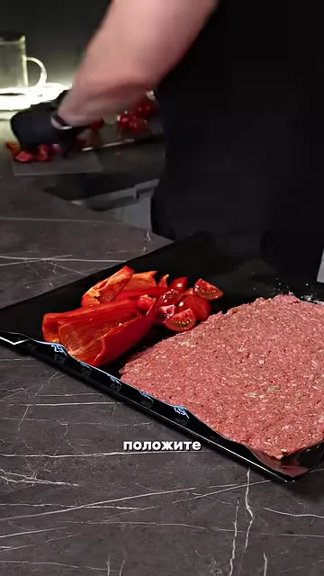 Шаг 4: поделить фарш на ровные полоски
