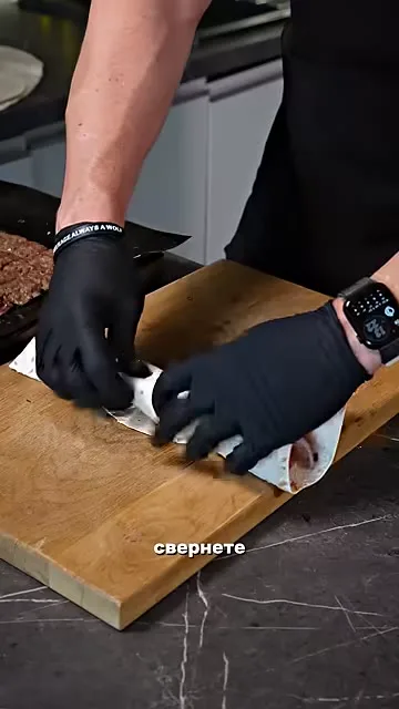 Шаг 10: свернуть лаваш с содержимым