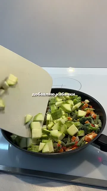 Шаг 2: Добавить кабачки в сковороду