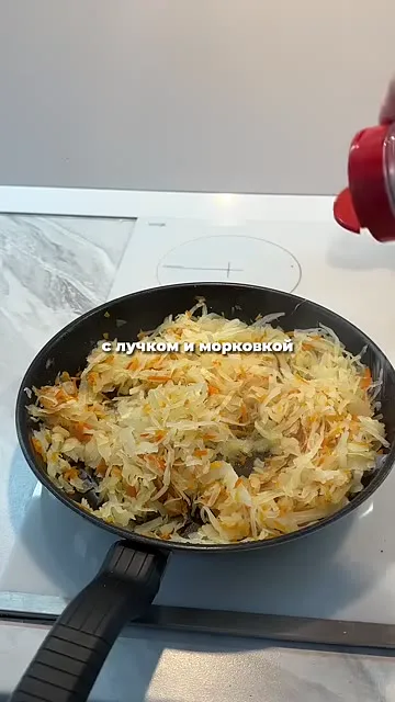 Шаг 4: Посолить содержимое сковороды