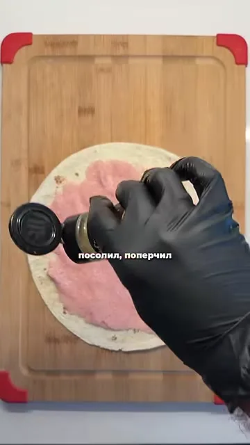 Шаг 3: поперчил фарш на тортилье