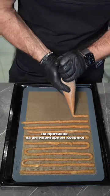 Шаг 8: перекладывать смесь в кондитерский мешок