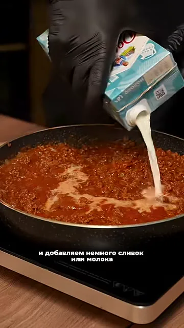 Шаг 8: Потушить соус с фаршем [frames: 18, 19]