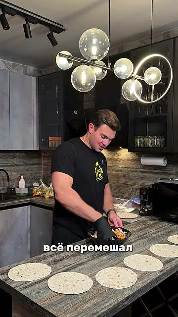 Шаг 2: завернуть начинку в лаваш