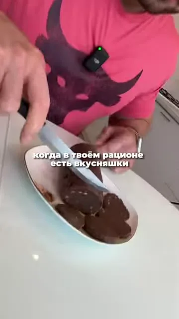 Шаг 8: сформовать массу в колбасу, заворачивая в пищевую пленку