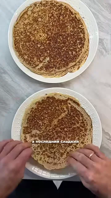 Шаг 20: посыпает кусочки какао