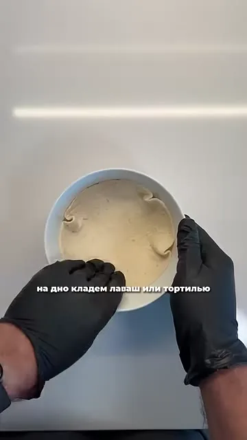 Шаг 2: поместить лаваш или тортилью на дно тарелки