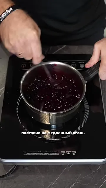 Шаг 2: Поставить замороженные ягоды на медленный огонь [image_index 3-5]