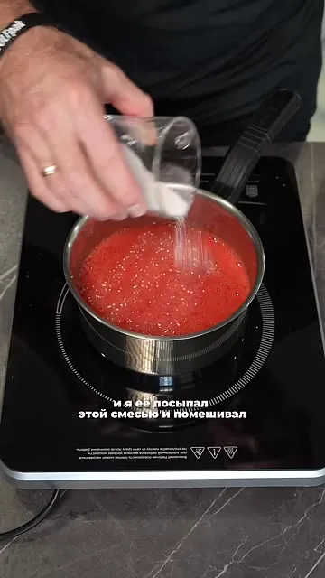 Шаг 6: Посыпать размороженные ягоды подготовленной смесью [image_index 29-30]