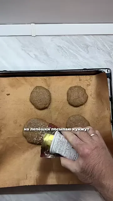 Шаг 7: посыпать кунжутом заготовки