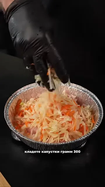Шаг 11: кладывать курицу в формы