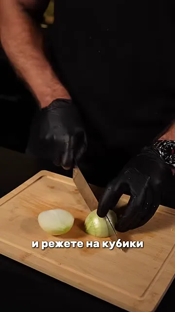 Шаг 7: нарезать помидор кубиками