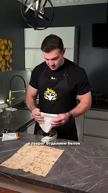 Рулет из лаваша с творогом, ягодами и желтком