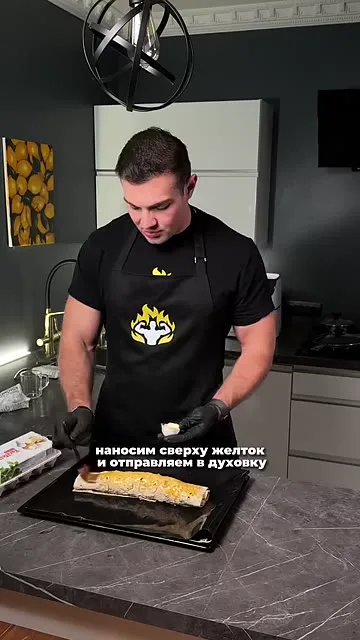 Шаг 6: нанести желток на верх рулета