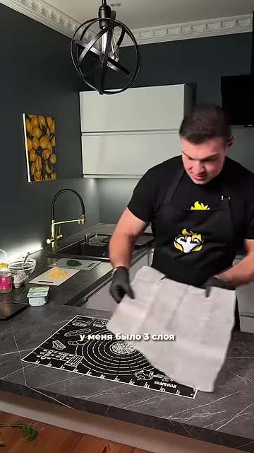 Рулет из тонкого теста с творогом, сыром и зеленью