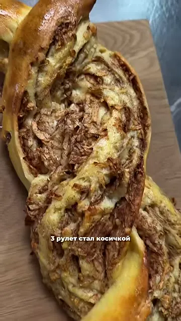 Рулет из творожного теста с яблоком и корицей