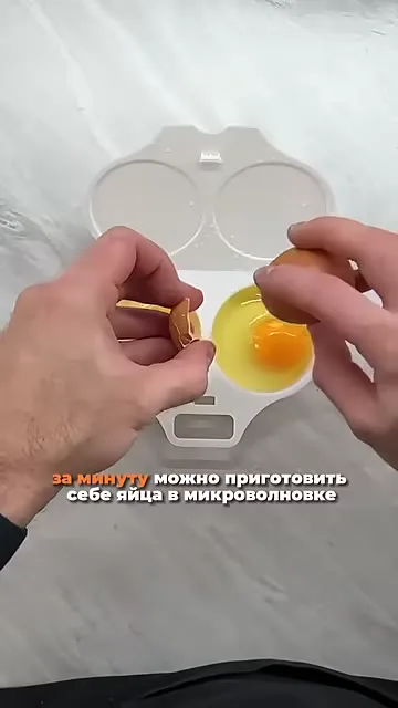 Шаг 2: разбить второе яйцо в форму для микроволновки
