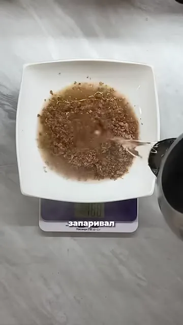 Гречневые хлопья с куриной грудкой и квашеной капустой