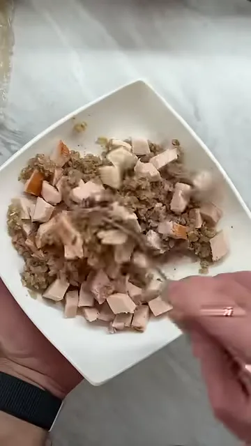 Шаг 2: добавить копчёную куриную грудку