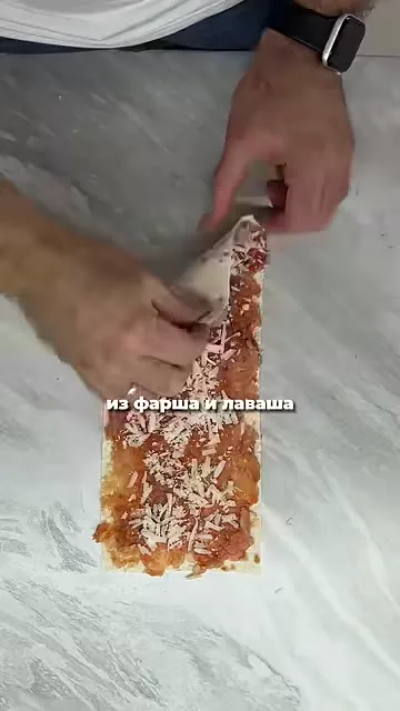 Шаг 2: выложить фарш на лаваш