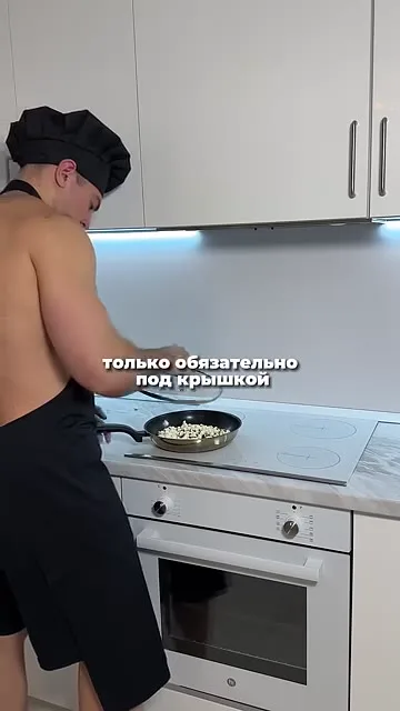 Шаг 3: жарить попкорн на сковороде до раскрытия