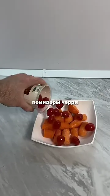 Шаг 9: добавить помидоры черри в тарелку