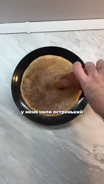Шаг 10: нанести соус чили на основу