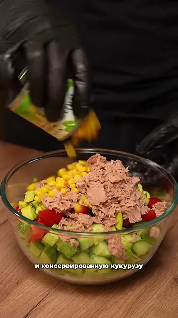 Шаг 5: добавляет консервированную кукурузу в миску