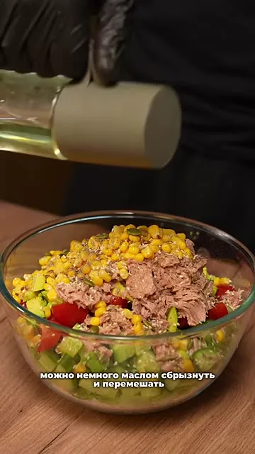 Шаг 9: сбрызгивает салат маслом