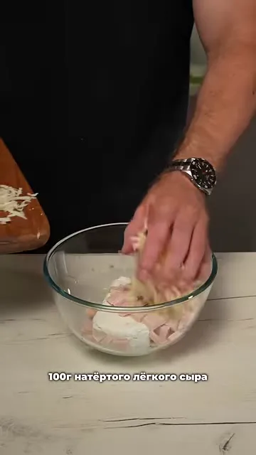 Шаг 5: добавить тёртый сыр в миску