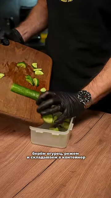 Свежий салат с огурцом и луком