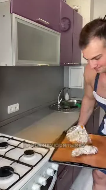 Шаг 3: Вырезает мякоть тыквы