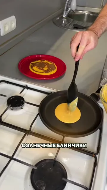 Шаг 15: Наливает тесто на сковороду