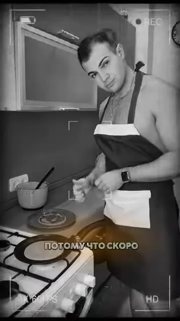 Шаг 16: Жарит блинчик на сковороде