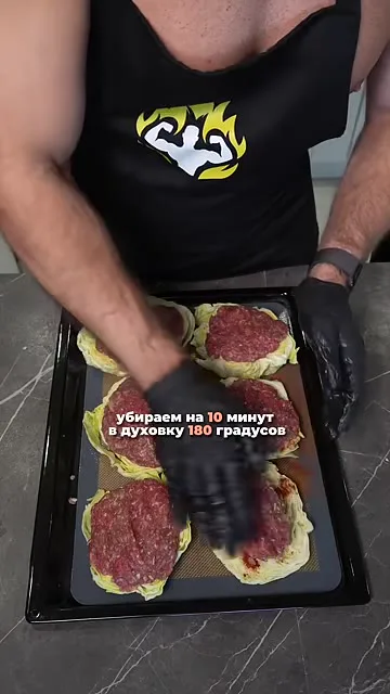 Шаг 7: Перемешиваем фарш с луком, чесноком и приправами