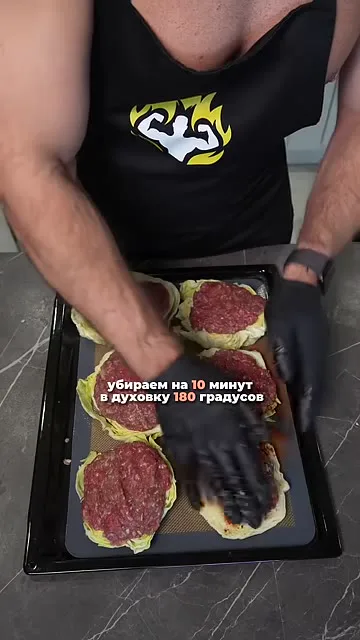 Шаг 8: Выкладываем фарш сверху на капустные стейки