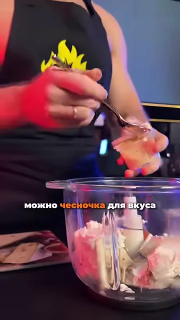 Шаг 7: добавить чеснок в блендер