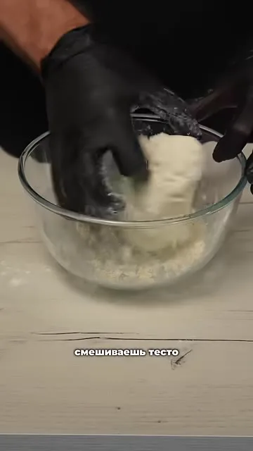 Шаг 6: смешать тесто руками
