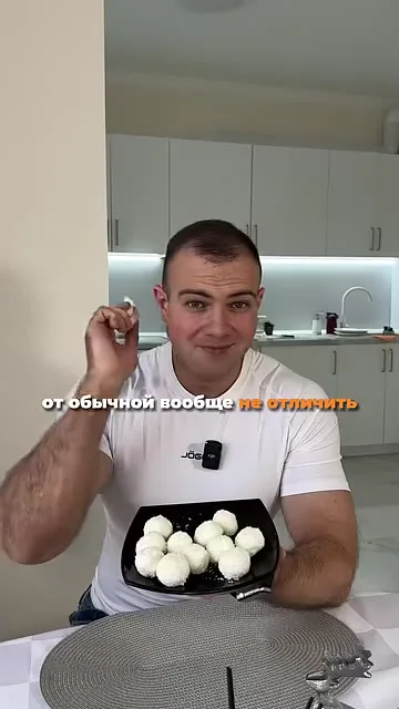 Шаг 4: обвалять шарик в кокосовой стружке