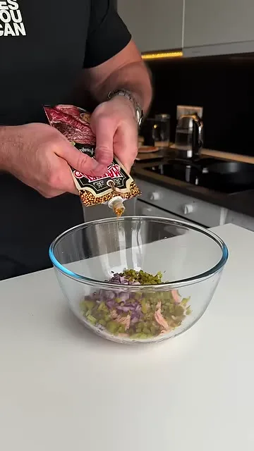 Шаг 9: нарезать маринованный огурчик
