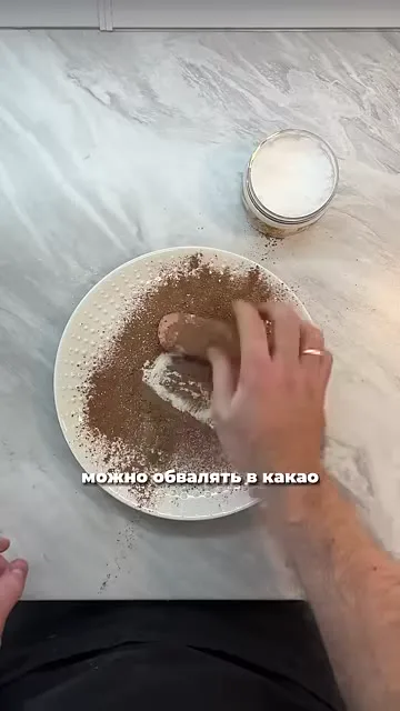 Шаг 8: обвалять батончики в какао