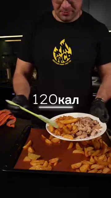 Шаг 6: добавить лук к мясу на сковороде