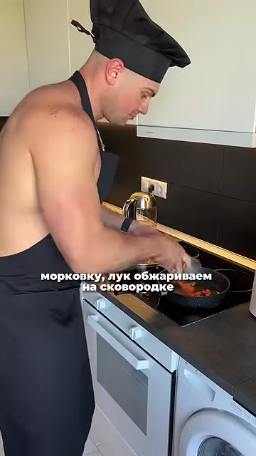 Шаг 2: добавить спрей-масло на сковородку