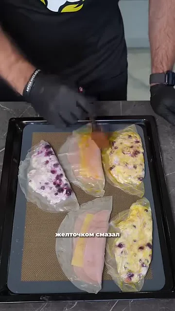Шаг 8: сложить пирожок пополам