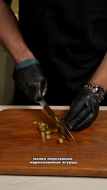 Шаг 2: нарезать маринованные огурцы