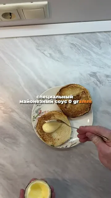 Шаг 10: нанести майонезный соус на булочку
