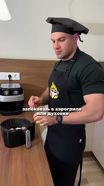 Шаг 4: смешивает творог, муку и белок
