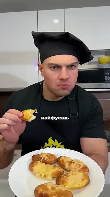 Шаг 9: посыпает палочки сыром