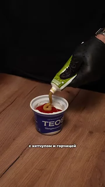 Шаг 8: смазывать тесто соусом